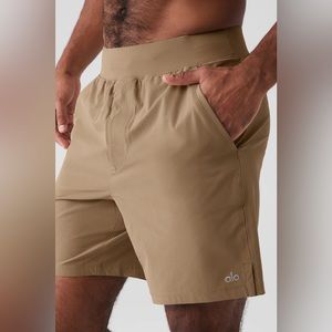 Alo 7” Repetition Short in color Gravel